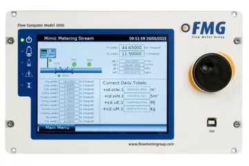 Panoul frontal al unui calculator de debit cu sigla FMG, un ecran care afișează o schemă de măsurare și totalurile zilnice și un buton rotativ negru.