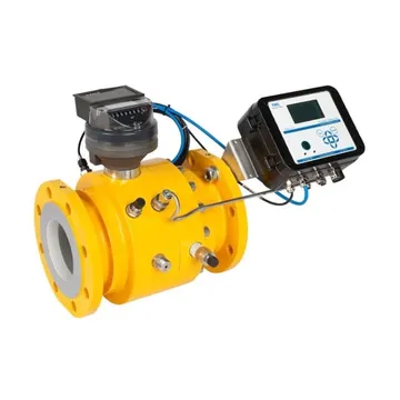 Un contor de gaz galben cu flanșe, cu mecanism indicator în partea de sus, legat prin cabluri albastre la o unitate electronică neagră cu afișaj și tastatură.