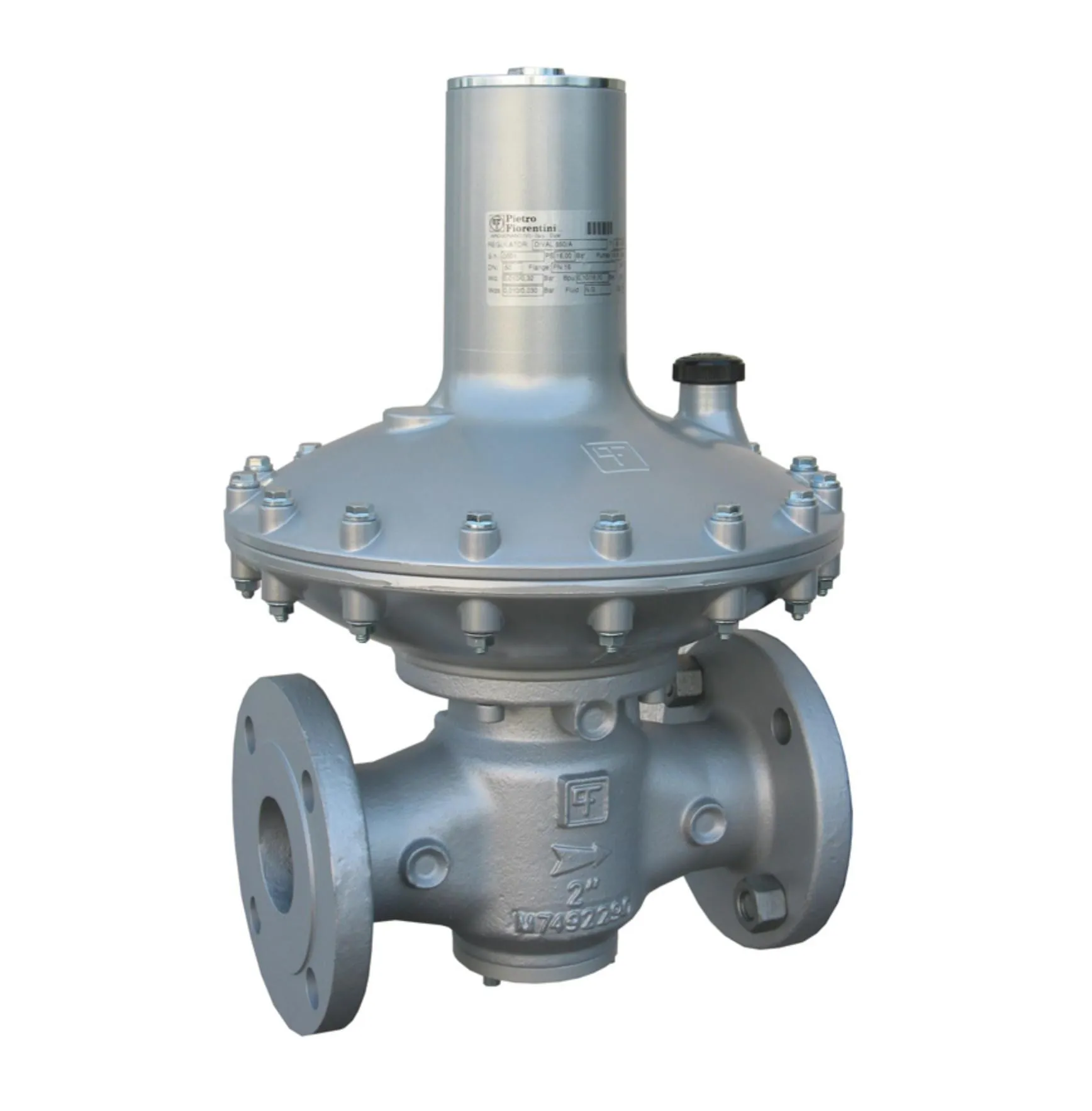 Un regulator gri de presiune pentru gaz, cu o carcasă cilindrică înaltă a arcului, un capac larg și bombat al membranei, încercuit de șuruburi, și un corp cu câte o flanșă rotundă de fiecare parte.
