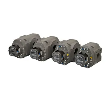 Patru contoare de gaz cu pistoane rotative, gri închis, aliniate, fiecare cu un modul indicator negru pe partea frontală.