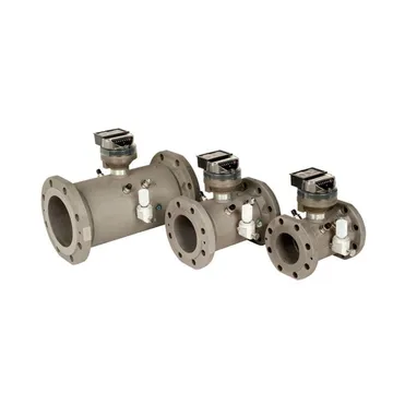 Trei contoare de gaz cu turbină, gri, cu flanșe, de dimensiuni diferite, aliniate, fiecare cu mecanism indicator în partea de sus.