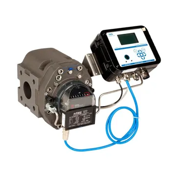 Un contor de gaz gri cu pistoane rotative și mecanism indicator mecanic, legat printr-un cablu albastru și un tub metalic la o unitate electronică neagră cu afișaj și tastatură.