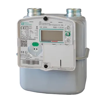 Un contor de gaz rezidențial cu carcasă gri, două racorduri filetate în partea de sus și un panou frontal cu afișaj digital, trei butoane și o etichetă Pietro Fiorentini.