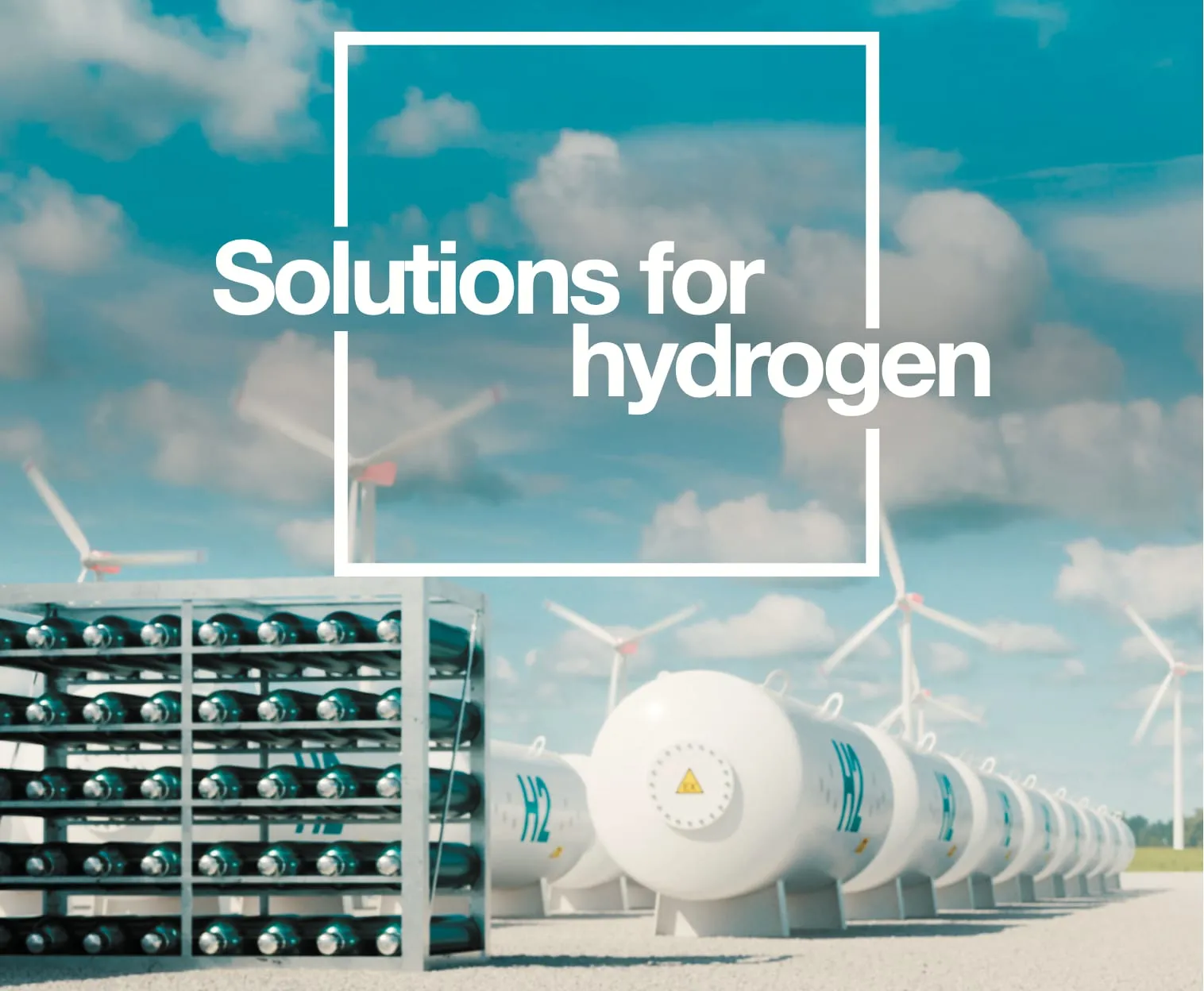 Rezervoare orizontale albe pentru stocarea H2 și un rastel cu butelii de gaz în fața unor turbine eoliene, sub un cer albastru, cu inscripția „Solutions for hydrogen” pe cer.